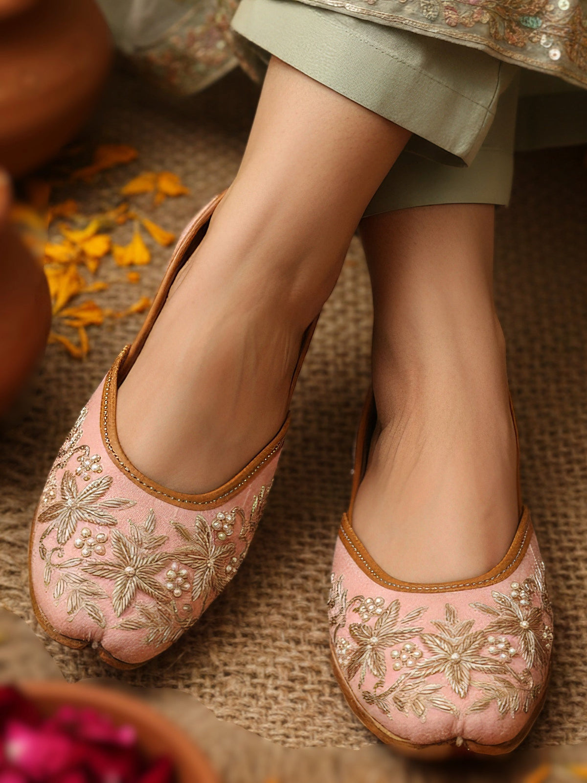 Light pink base velvet jutti